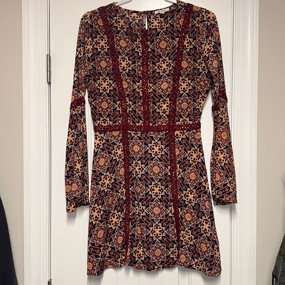 Super cute Bell Sleeved skater dress with side zipper! Size Medium!